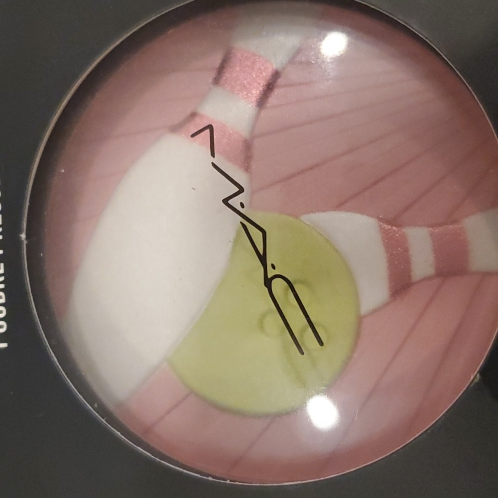 Mac Face Powder - Picture 3 of 4